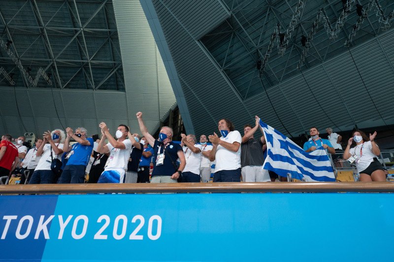 Μέλη της ελληνικής αποστολής πανηγυρίζουν στις εξέδρες. Ανάμεσά τους ο Γιώργος Πομάσκι, προπονητής του χρυσού Ολυμπιονίκη στο μήκος, Μίλτου Τεντόγλου / Φωτογραφία: Eurokinissi