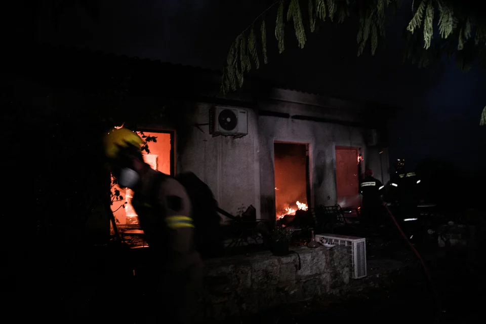 Πυροσβέστης επιχειρεί σε μέτωπο της φωτιάς στην Αττική