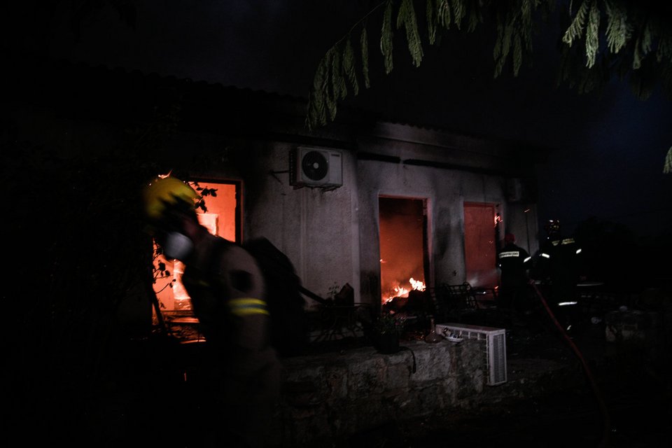 Πυροσβέστης επιχειρεί σε μέτωπο της φωτιάς στην Αττική