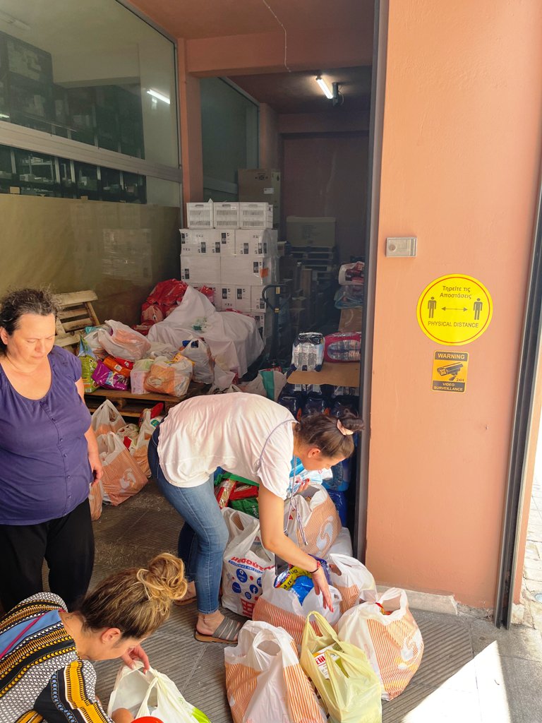 γυναίκες με σακούλες για τους πυρόπληκτους του Πειραιά