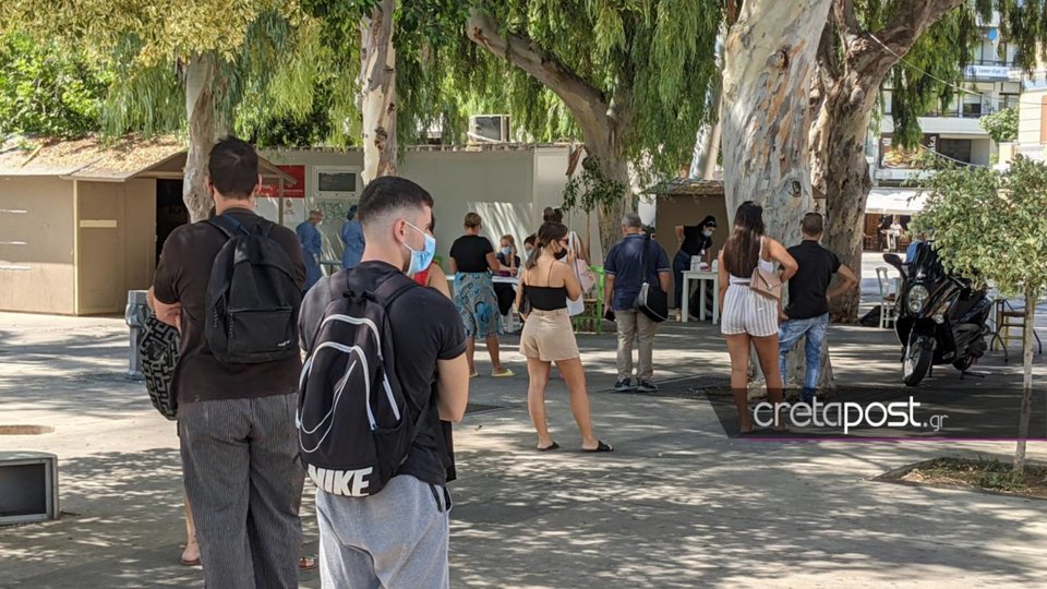 Ουρές για ένα Rapid Test στο Ηράκλειο