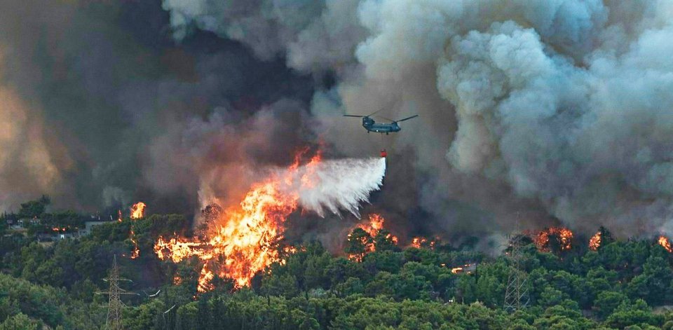 Η πτήση ελικοπτέρου των Ενόπλων Δυνάμεων πάνω από τις φωτιές
