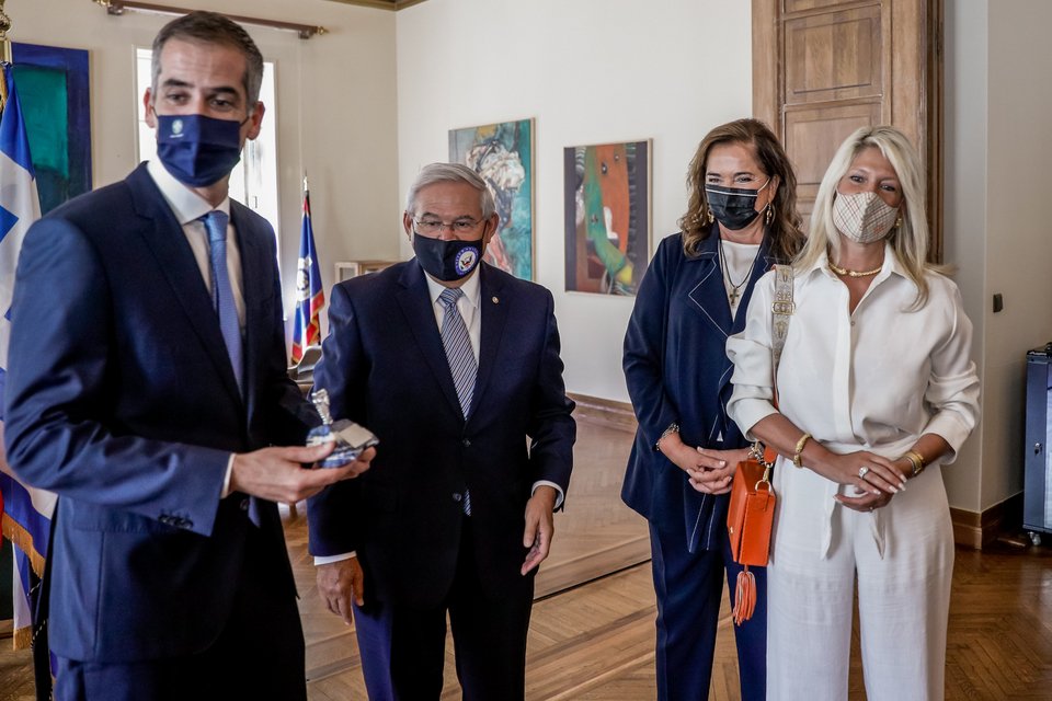 Κώστας Μπακογιάννης, Ρόμπερτ Μενέντεζ, σύζυγός του Ναντίν Αρσλανιάν και Ντόρα Μπακογιάννη