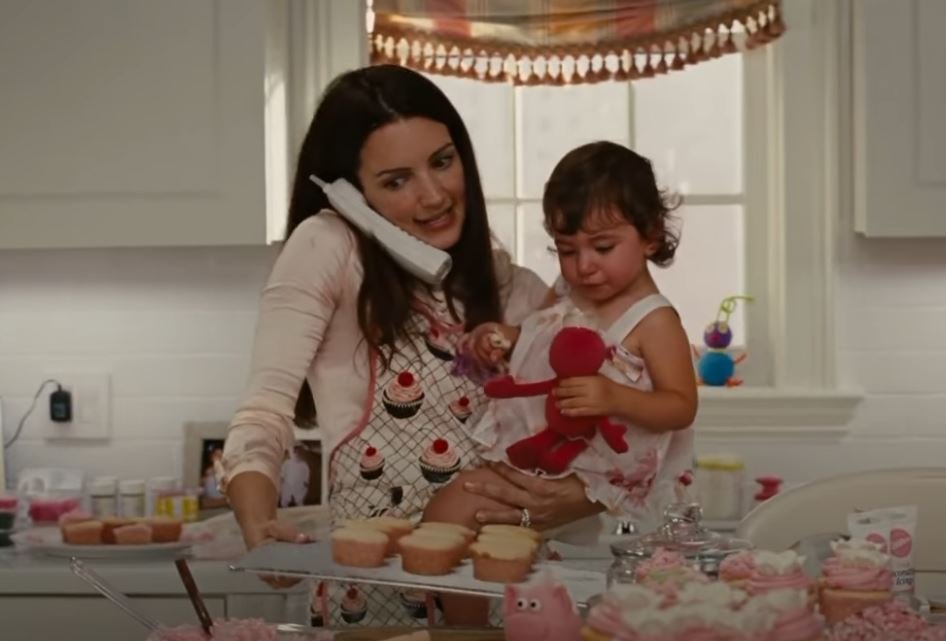 Η Ρόουζ στην αγκαλιά της τηλεοπτικής της μαμάς