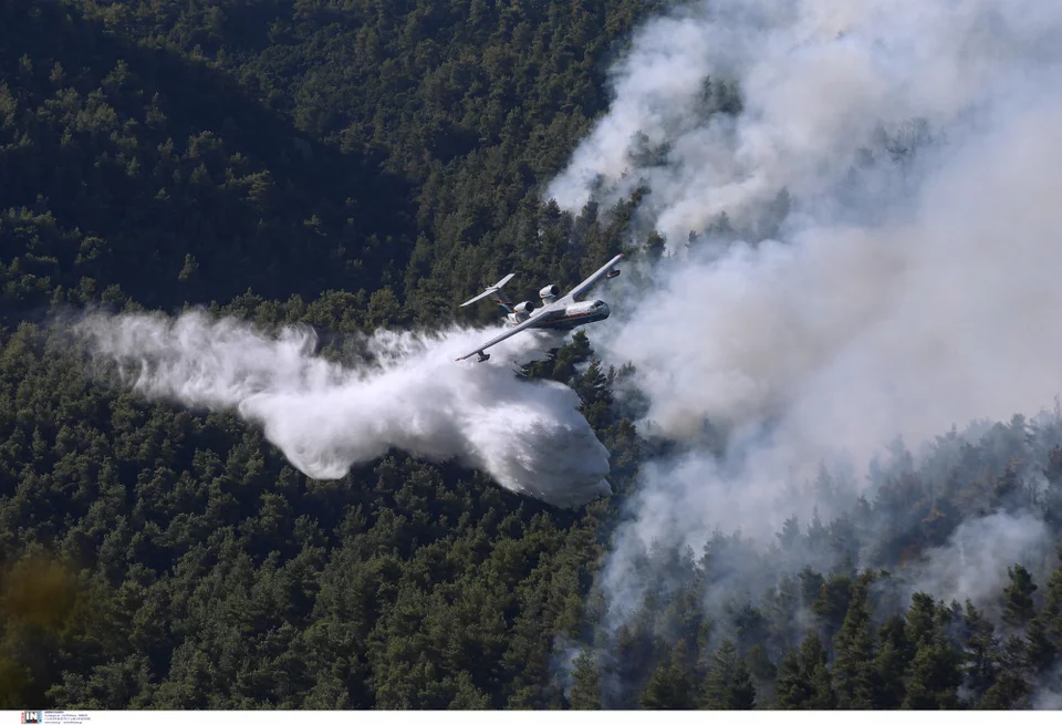 Το ρωσικό αεροσκάφος που μεταφέρει 12 τόνους νερού