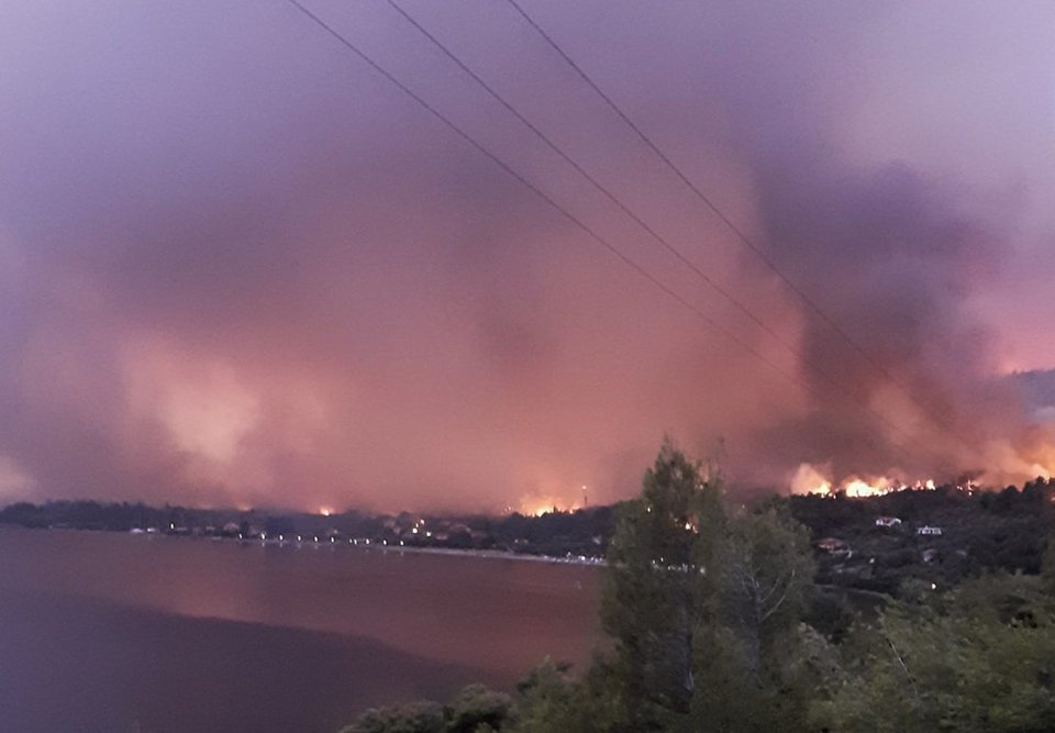Ασύλληπτη καταστροφή από την πυρκαγιά στις Ροβιές -Φωτογραφία: Eurokinissi
