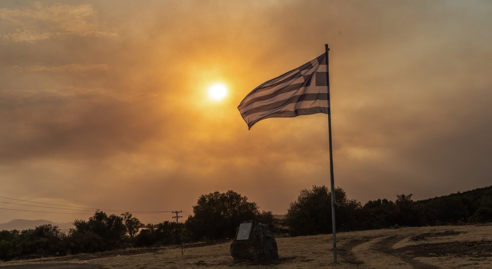 Μαύρισε ο ουρανός από τους καπνούς της φωτιάς στις Ροβιές -Φωτογραφία: Eurokinissi