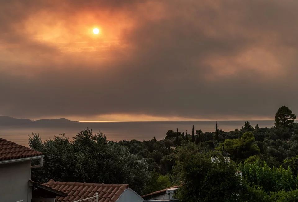 Μαύρισε ο ουρανός από τους καπνούς της φωτιάς στις Ροβιές -Φωτογραφία: Eurokinissi
