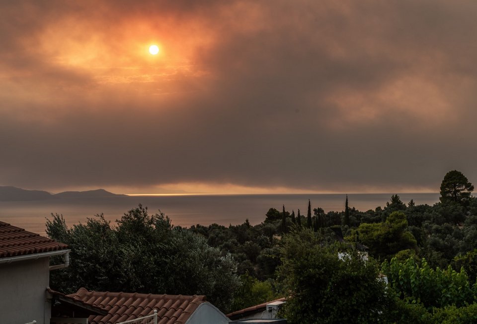 Μαύρισε ο ουρανός από τους καπνούς της φωτιάς στις Ροβιές -Φωτογραφία: Eurokinissi