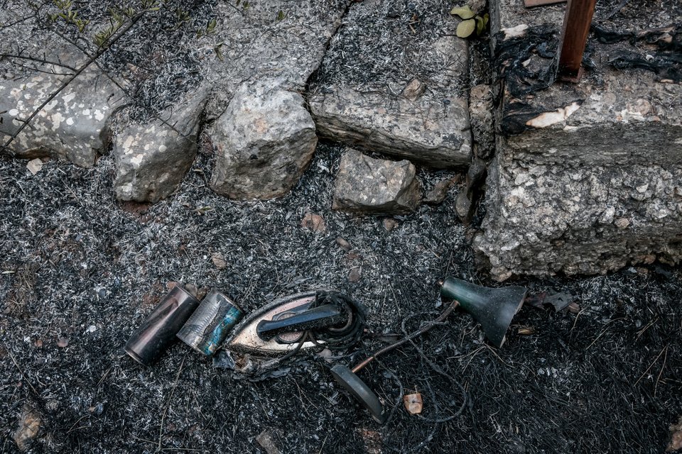 Απίστευτες εικόνες από την καταστροφή που άφησε πίσω της η φωτιά στα Βίλια
