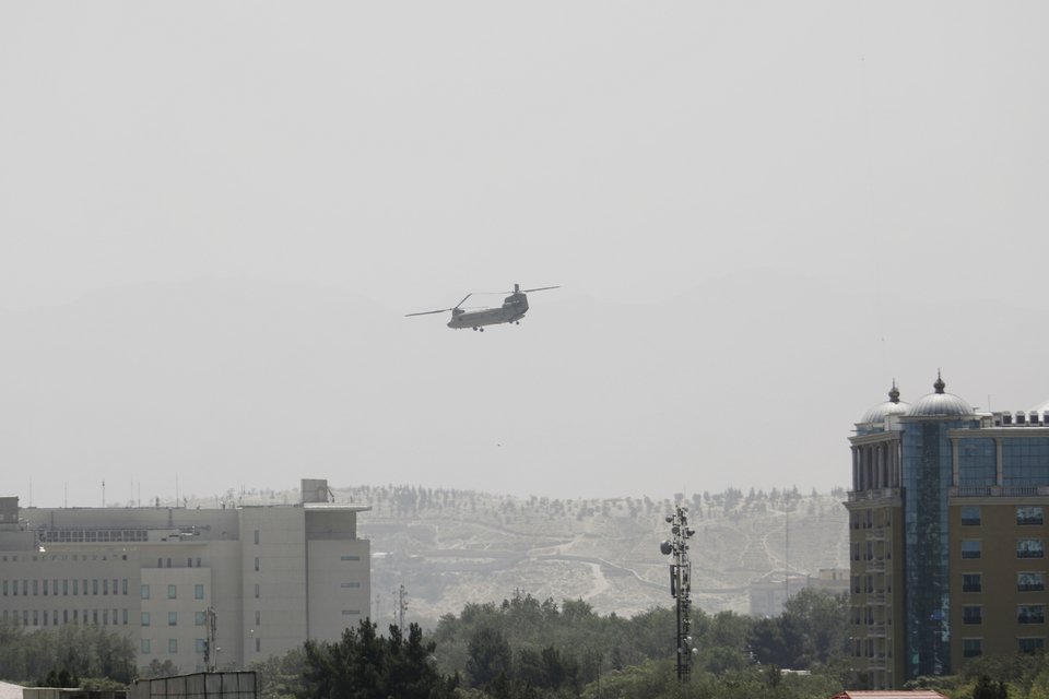Προσωπικό των ΗΠΑ εγκαταλείπει με σινούκ την Καμπούλ