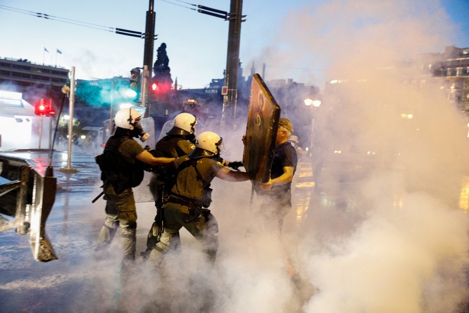 επεισόδια στη συγκέντρωση αντιεμβολιαστών στο Σύνταγμα