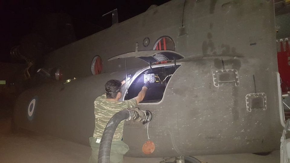 Άνδρας του Στρατού πραγματοποιεί συντήρηση σε ελικόπτερο