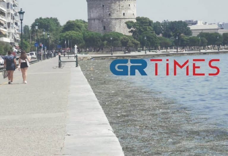 Με φόντο τον Λευκό Πύργο και... τα σκουπίδια / Φωτογραφία: GRTimes
