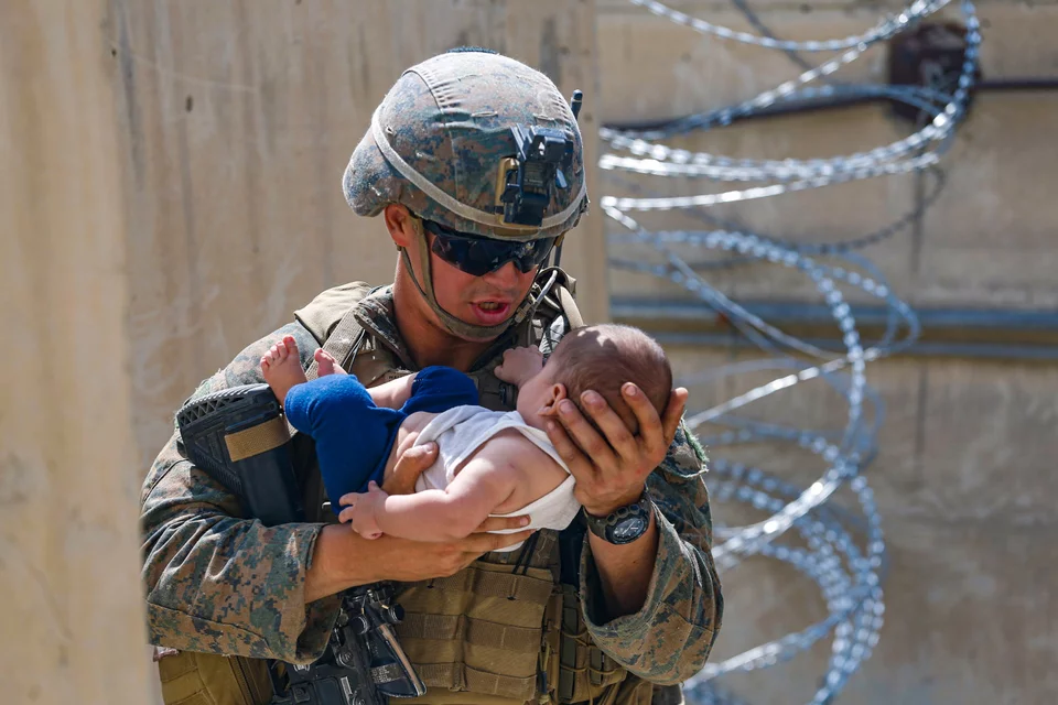 Αμερικανός στρατιώτης με νεογέννητο μωρό στα χέρια στο αεροδρόμιο της Καμπούλ