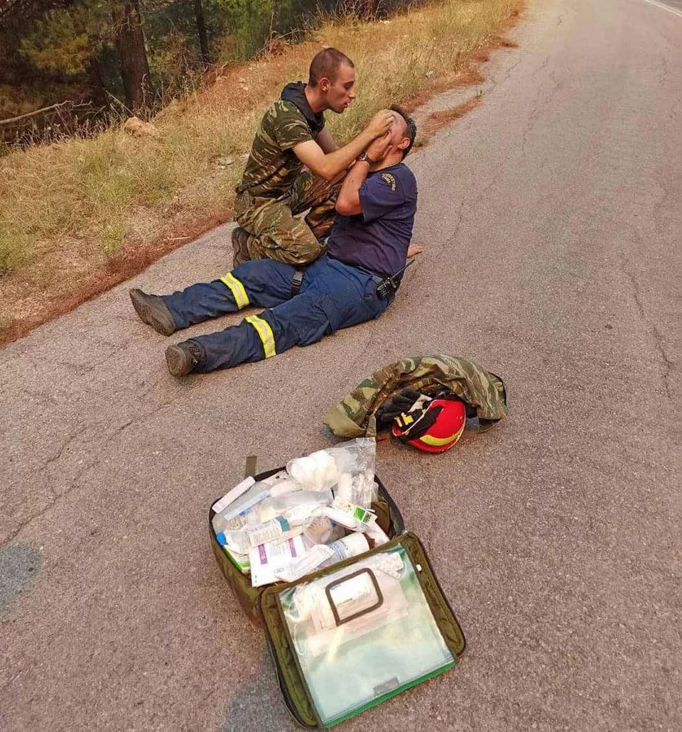 Άνδρας του Στρατού Ξηράς προσφέρει τις πρώτες βοήθειες σε πυροσβέστη