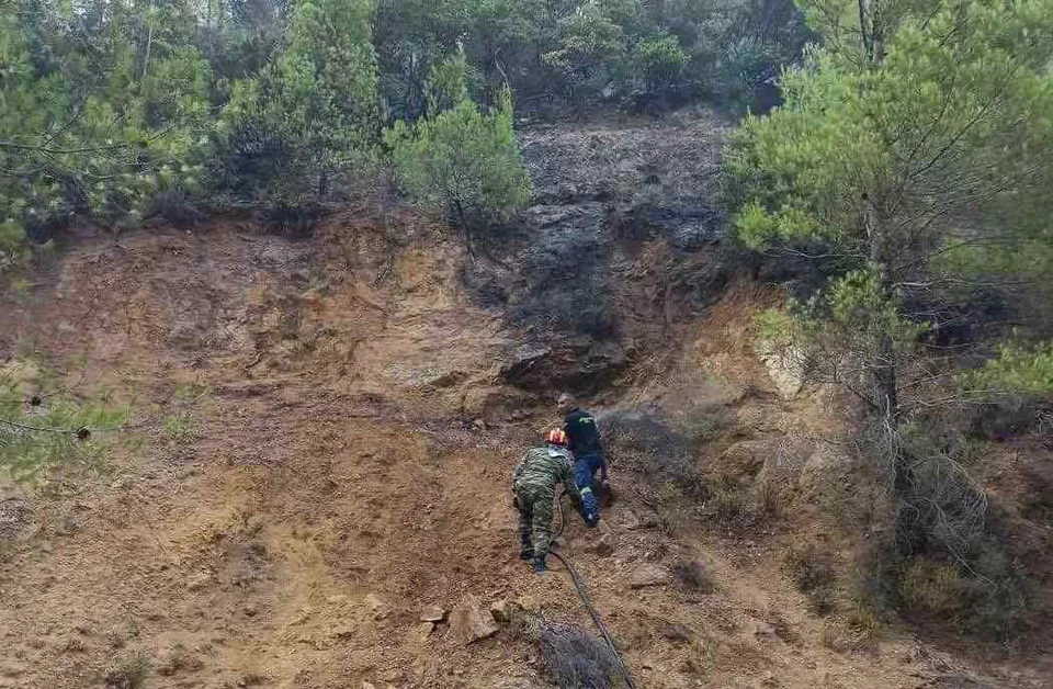 Στρατιώτης και πυροσβέστης σε επιχείριση κατάσβεσης