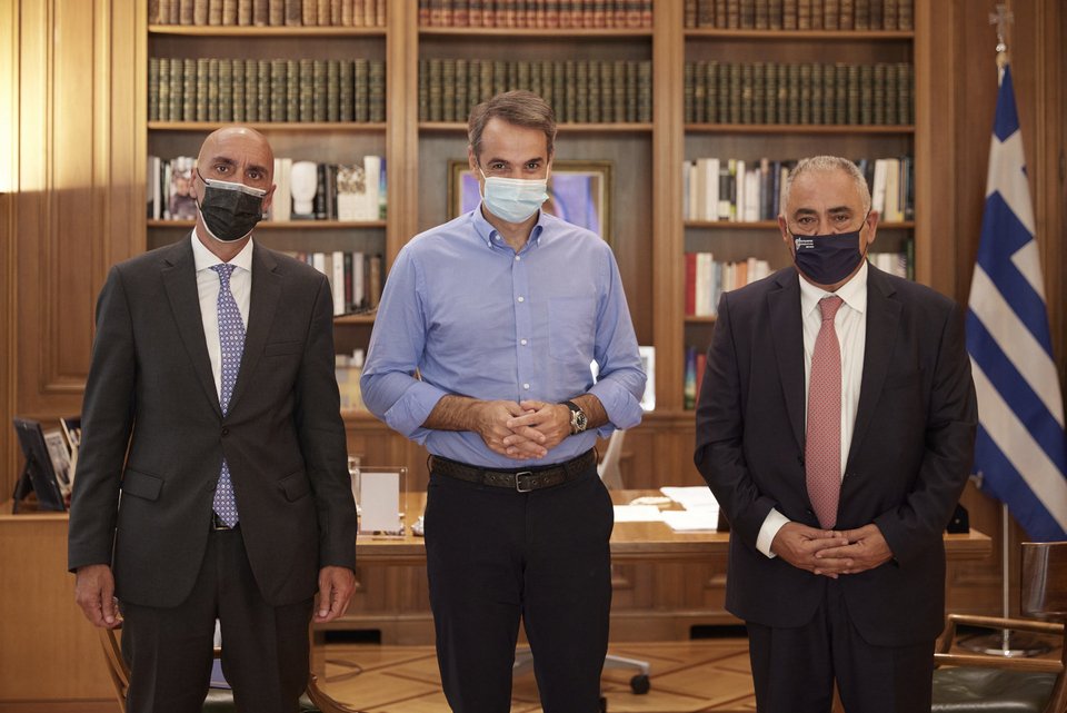 Οι κ.κ. Μπρατάκος, Μητσοτάκης και Χατζηθεοδοσίου (από αριστερά στα δεξιά) / Φωτογραφία: Γραφείο Τύπου πρωθυπουργού