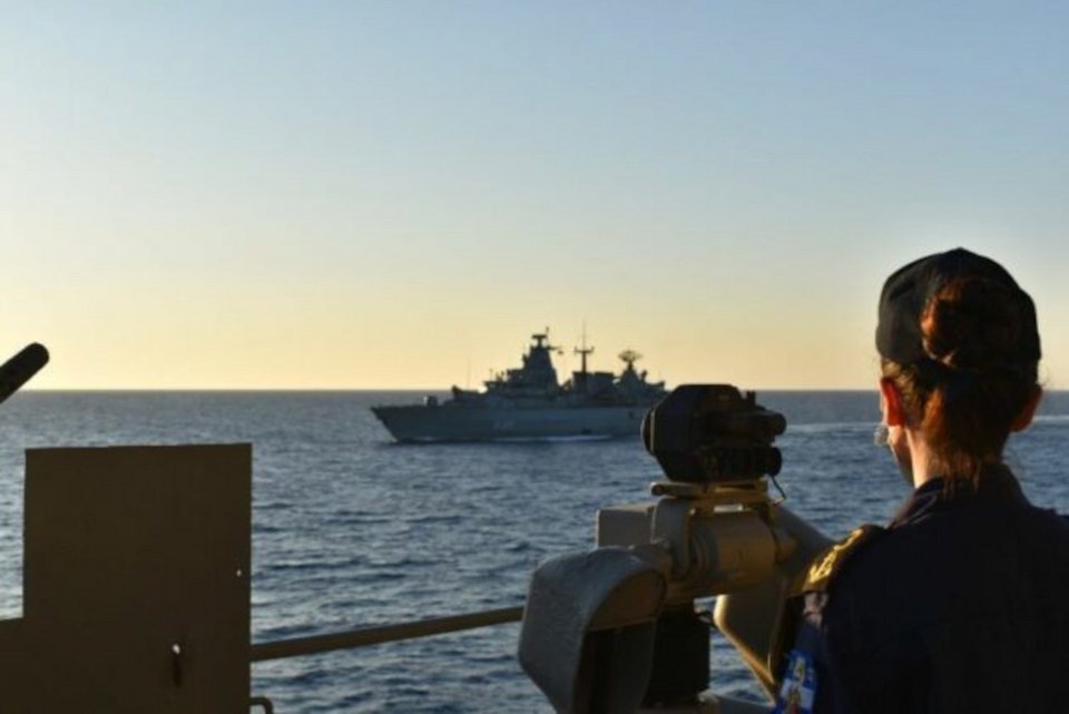 «ΥΔΡΑ» και «FGS BAYERN» σε παράλληλη πορεία / Φωτογραφία: ΓΕΕΘΑ