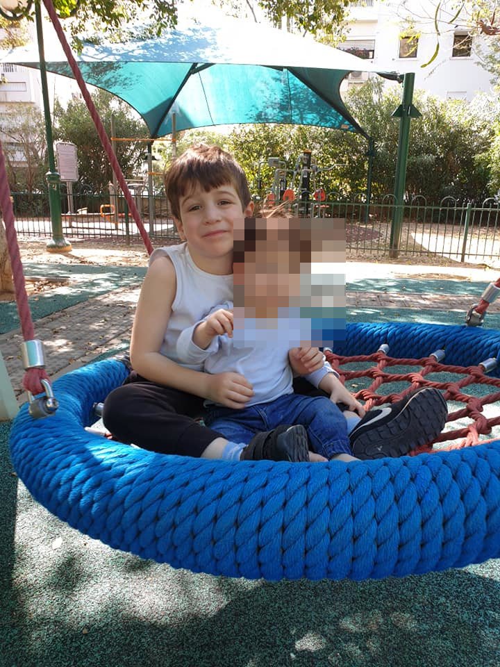 Ο 6χρονος Εϊτάν με τον 2χρονο αδερφό του Τομ