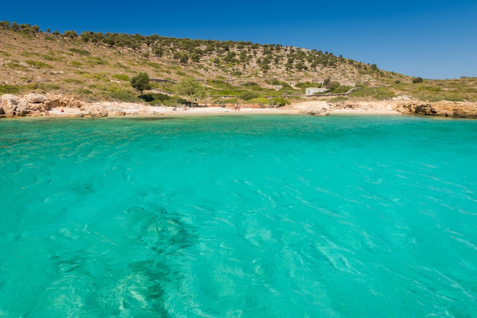 Τα Τηγανάκια με το τιρκουάζ χρώμα κοντά στην Πάτμο