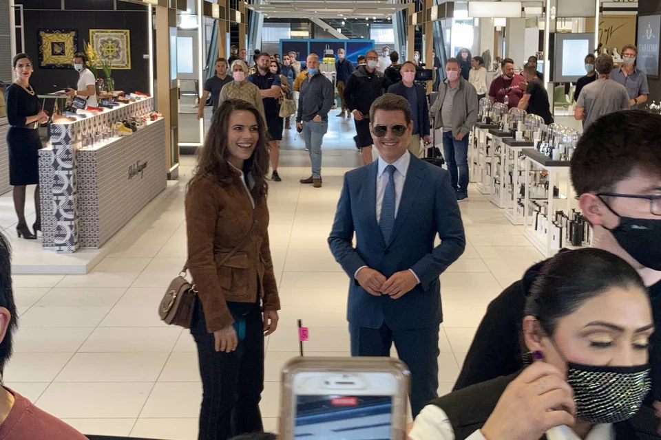 Ο Τομ Κρουζ και η συμπρωταγωνίστριά του βρίσκονταν σε εμπορικό κέντρο του Μπέρμιγχαμ για τα γυρίσματα της νέας του ταινίας, όταν έγινε η κλοπή/Φωτογραφία: Splash News