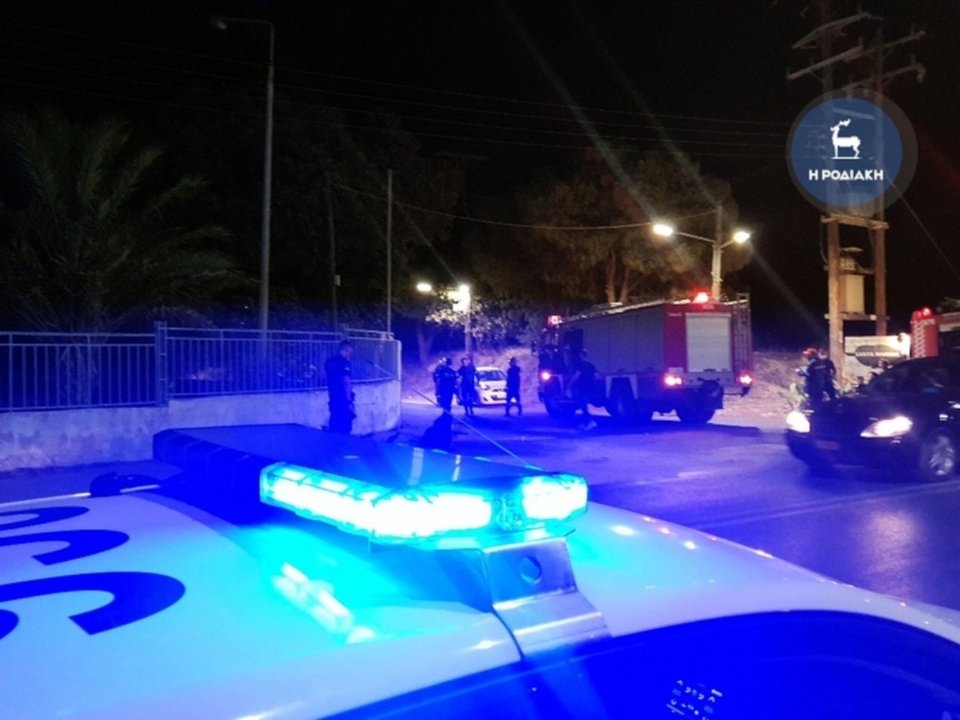 Στο σημείο έσπευσαν ΕΚΑΒ, πυροσβέστες και αστυνομικοί / Φωτογραφία: rodiaki.gr