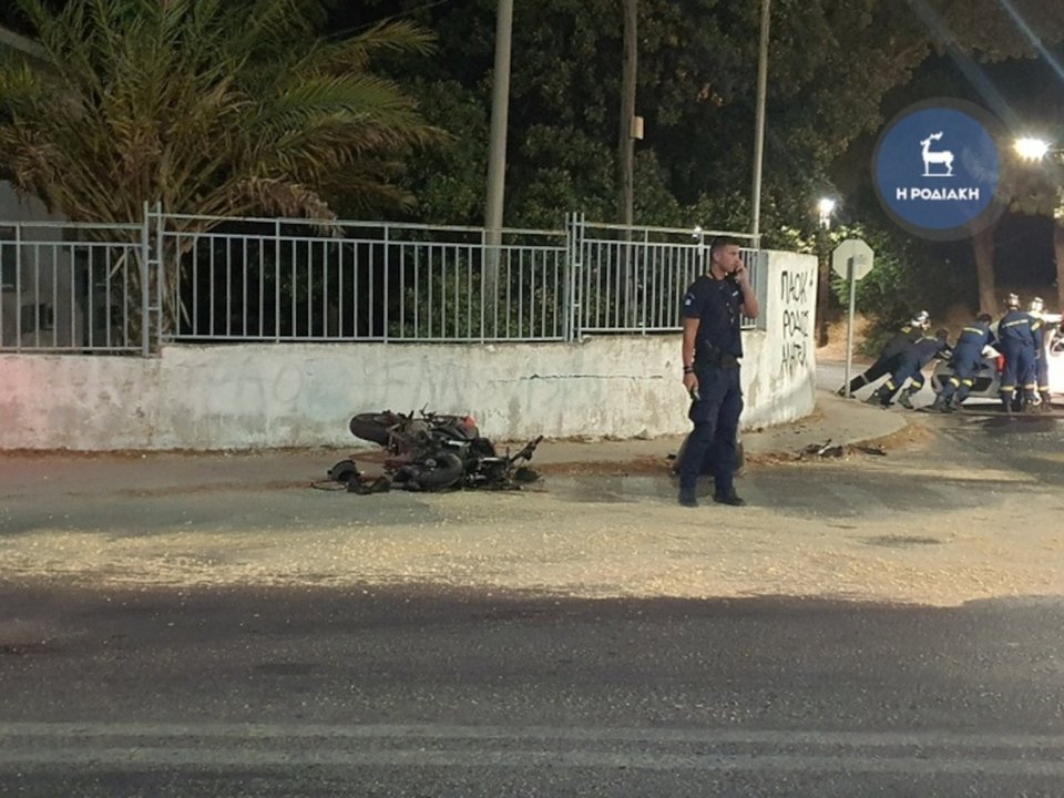 Μοτοσικλέτα συγκρούστηκε μετωπικά με αυτοκίνητο / Φωτογραφία: rodiaki.gr