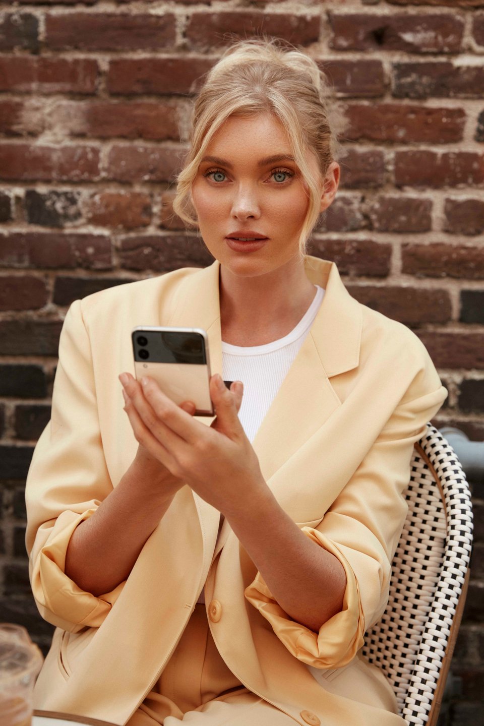 Tο supermodel Elsa Hosk με το Samsung Galaxy Z Flip3