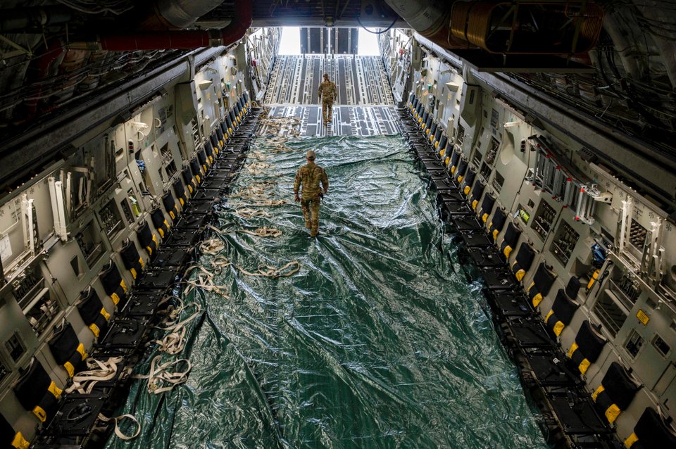 Το US Air Force C-17 προετοιμάζεται να υποδεχθεί Αφγανούς για να τους απομακρύνει από την Καμπούλ /ΦΩΤΟΓΡΑΦΙΑ: AP