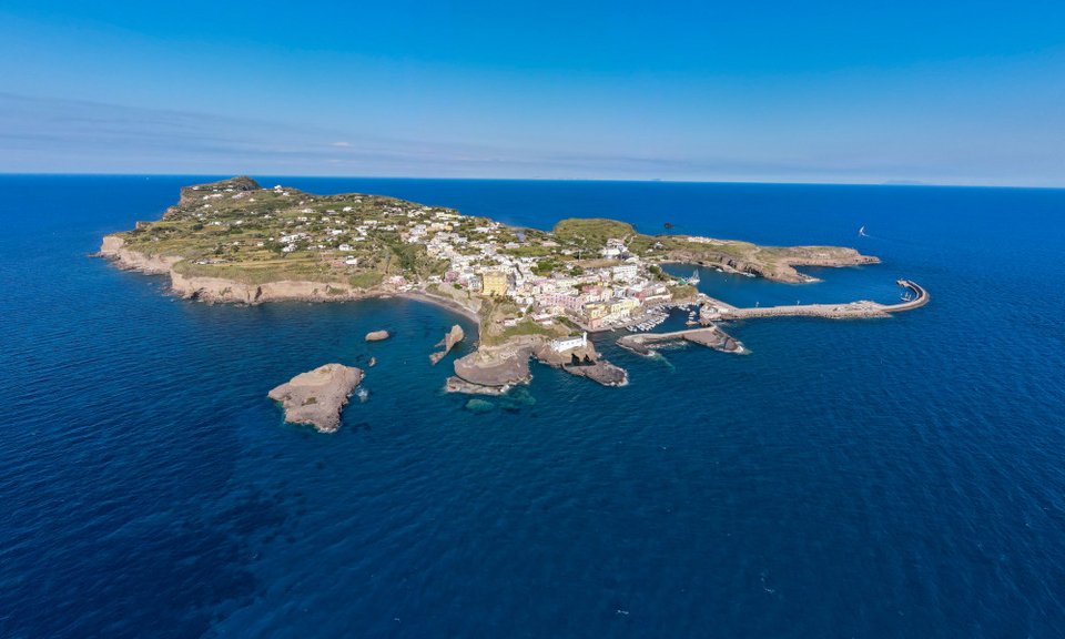 Το νησάκι Βεντοτένε στην Ιταλία όπου πέρασε 6 χρόνια εξόριστος ο Σπανέλι