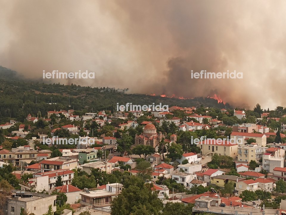 Η φωτιά στα Βίλια έχει φτάσει δίπλα στον οικισμό