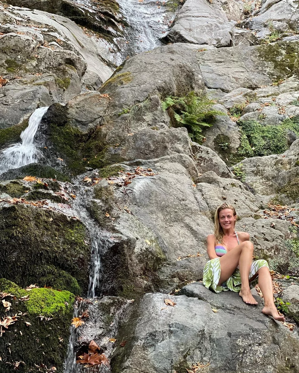 Η Ζέτα Μακρυπούλλια με πολύχρωμο μαγιό στη Σαμοθράκη