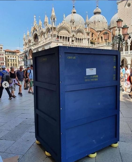 Eξω από το μουσείο, έτοιμος για τη μεταφορά / Ιnstagram