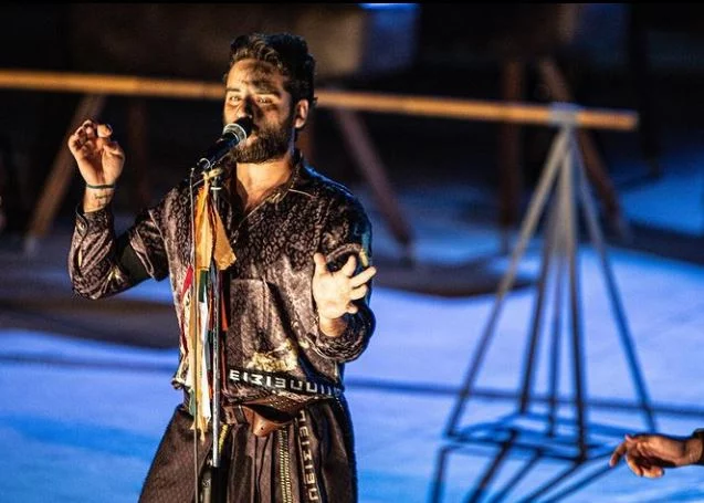 Ο αεικίνητος, καταλυτικός Κώστας Μπιμπής στη σκηνή