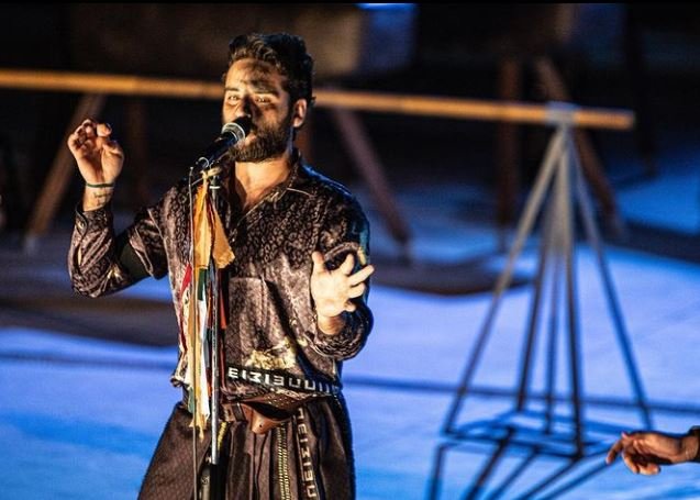 Ο αεικίνητος, καταλυτικός Κώστας Μπιμπής στη σκηνή