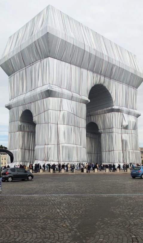  H Aψίδα του Θριάμβου θα φέρει το έργο του Christo ως και τις 3 Οκτώβρη. Μετά αρχίζει η αποκαθήλωση... / Iefimerida 