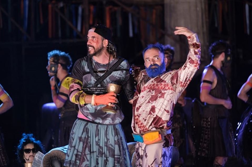 Ο Πάνος Μουζουράκης ως Δημοσθένης και ο Κωνσταντίνος Αβαρικιώτης ως Αλλαντοπώλης