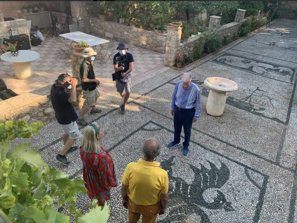 Στιγμιότυπο από τα γυρίσματα στονκήπο με το υπέροχο βοτσαλωτό 