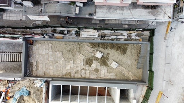 Ορατές διά γυμνού οφθαλμού θα είναι πλέον οι αρχαιότητες από όλους, αφού τοποθετήθηκαν σε υψηλότερο επίπεδο.