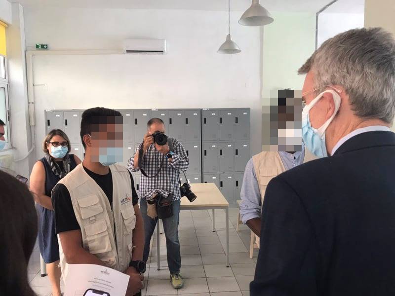 O Τζέφρι Πάιατ συνομιλεί με νεαρούς πρόσφυγες που πλέον εργάζονται για την ΜΕΤΑδραση
