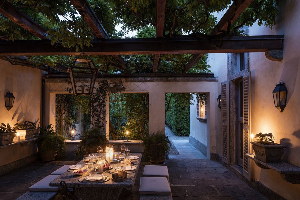 Δείπνο υπαίθρια τραπεζαρία Villa Balbiano