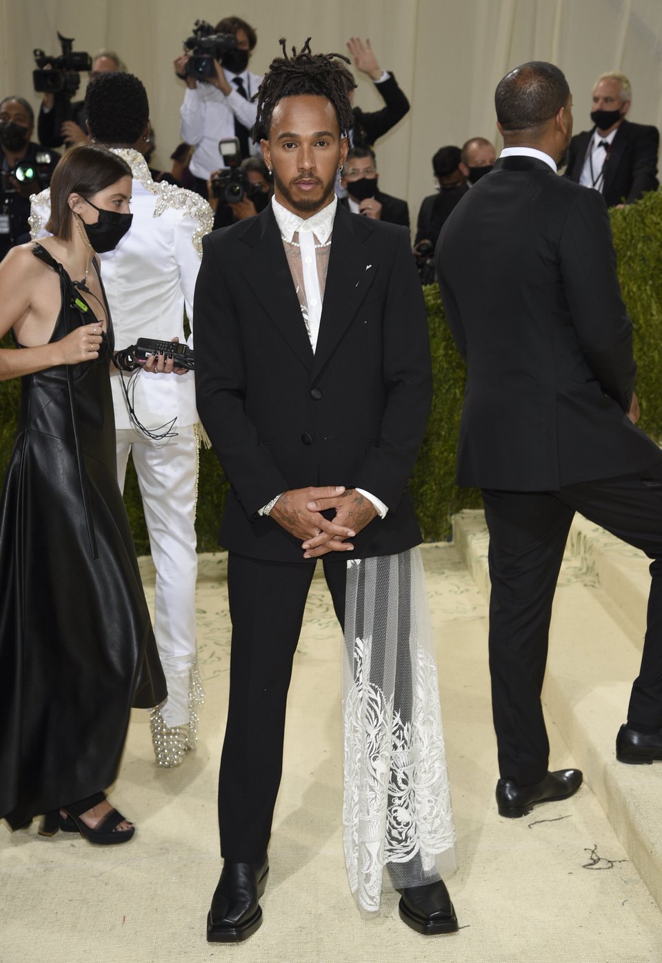 O σταρ της Formula 1 Lewis Hamilton εμφανίστηκε με κοστούμι και από μέσα φόρεμα με δαντέλα σε gala στο μουσείο Metropolitan Museum στη Νέα Υόρκη - Φωτογραφία: AP Images