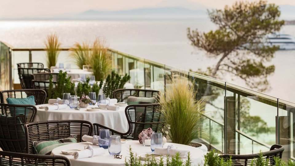 Το Pelagos του Four Seasons Athens άνοιξε αυτό το καλοκαίρι κινείται σε εξαιρετικά υψηλό επίπεδο», λέει ο γευσιγνώστης Πάνος Δεληγιάννης. Φωτό: Pelagos