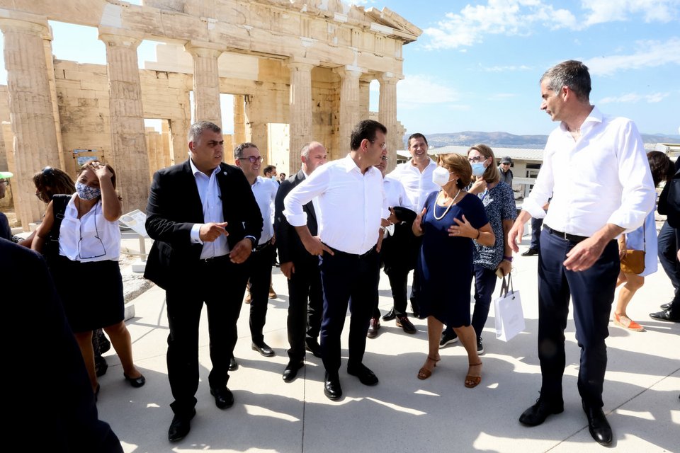 Ο κ. Ιμάμογλου έλαβε εθιμοτυπικό δώρο από την Εφορεία Αρχαιοτήτων της Πόλης των Αθηνών / Φωτογραφία: ΧΡΗΣΤΟΣ ΜΠΟΝΗΣ-EUROKINISSI