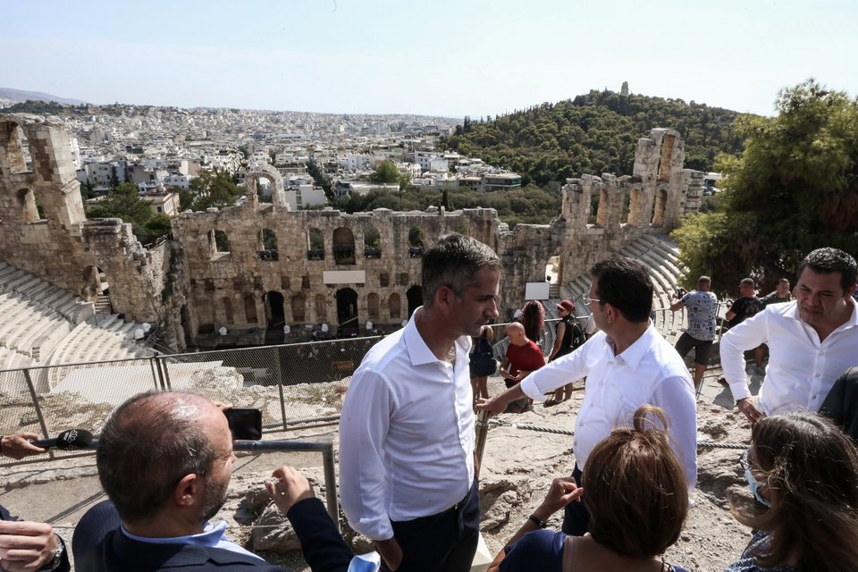 Ο δήμαρχος Αθηναίων είχε σύντομους διαλόγους με επισκέπτες και εργαζόμενους στον αρχαιολογικό χώρο / Φωτογραφία: ΧΡΗΣΤΟΣ ΜΠΟΝΗΣ-EUROKINISSI
