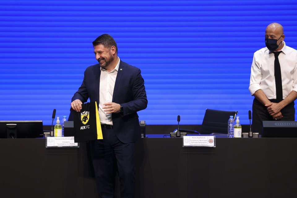 Δώρο στον Νίκο Χαρδαλιά από την αγαπημένη του ΑΕΚ / Φωτογραφία: SOOC-ΑΡΗΣ ΟΙΚΟΝΟΜΟΥ
