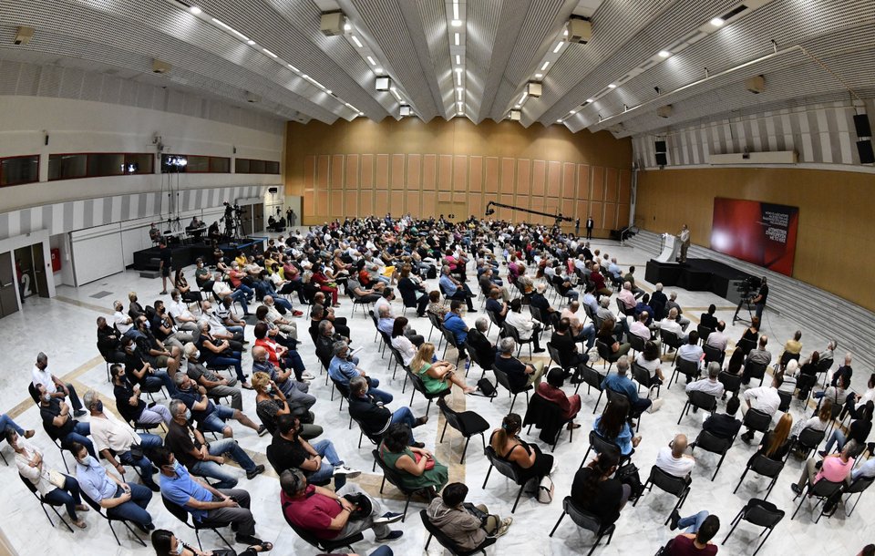 Πλήθος κόσμου, αλλά με τις απαραίτητες αποστάσεις στην ομιλία του κ. Κουτσούμπα στη ΔΕΘ / Φωτογραφία: ΓΙΩΡΓΟΣ ΚΑΡΑΓΙΑΝΝΗΣ-ΔΕΛΤΙΟ ΤΥΠΟΥ ΚΚΕ