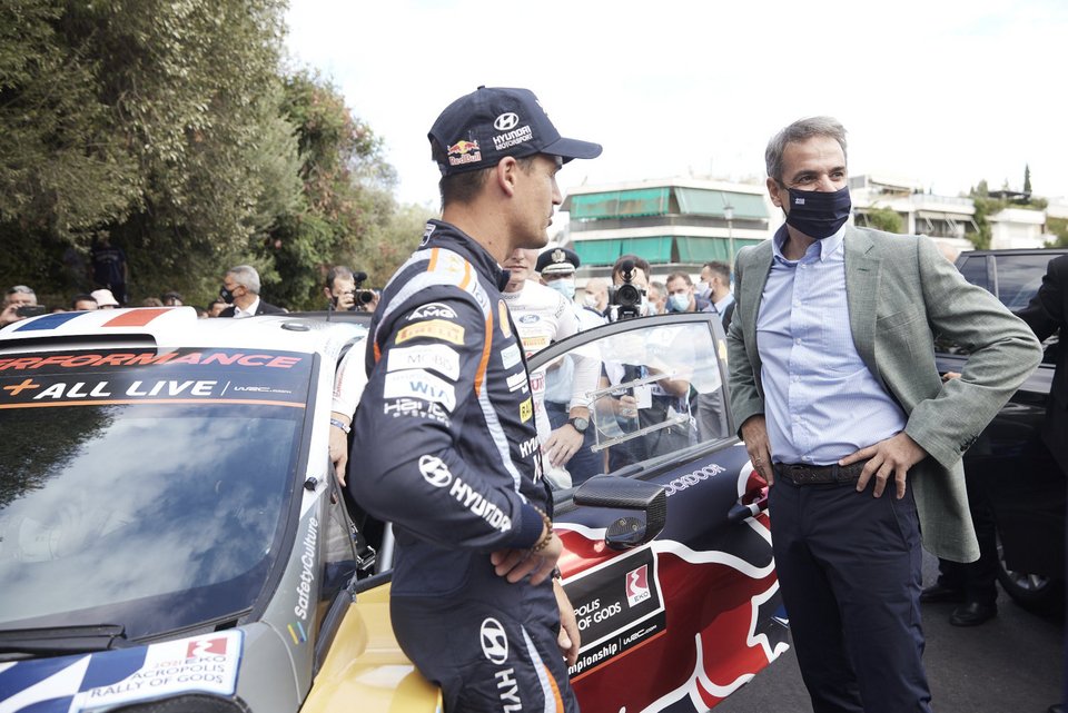 Ο πρωθυπουργός δίπλα στους οδηγούς του WRC / Φωτογραφία: Γραφείο Τύπου Πρωθυπουργού