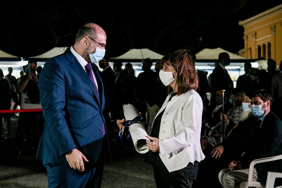 Κάλεσμα σε όλους να περιηγηθούν στα περίπτερα των εκδοτικών οίκων από την κ. Σακελλαροπούλου / Φωτογραφία: EUROKINISSI-ΜΙΧΑΛΗΣ ΚΑΡΑΓΙΑΝΝΗΣ
